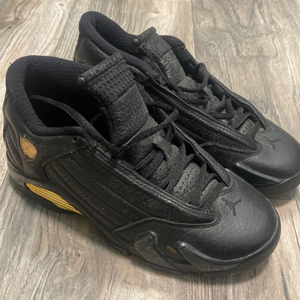 Jordan 14 Retro
Defining Moments Pack Last Shot size 4Y Grade School